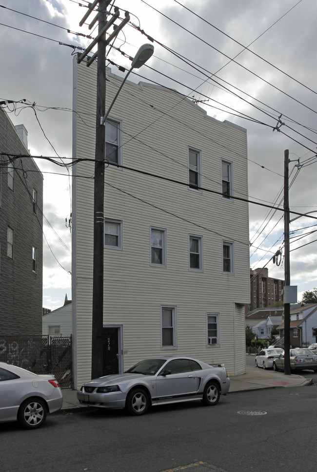 220 Old Bergen Rd in Jersey City, NJ - Building Photo - Building Photo