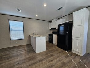 1022 Myakka Dr in North Fort Myers, FL - Building Photo - Building Photo