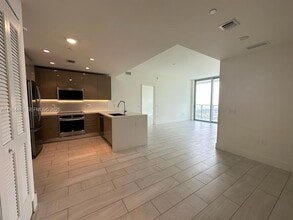 2000 Metropica Wy, Unit 2511 in Sunrise, FL - Building Photo - Building Photo