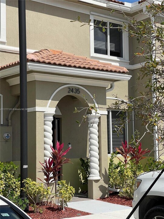 2435 SE 11th St in Homestead, FL - Building Photo