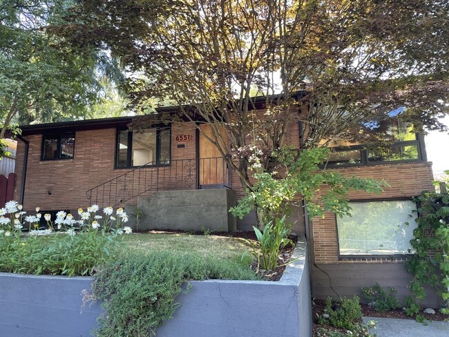 6551 35th Ave SW in Seattle, WA - Building Photo - Building Photo