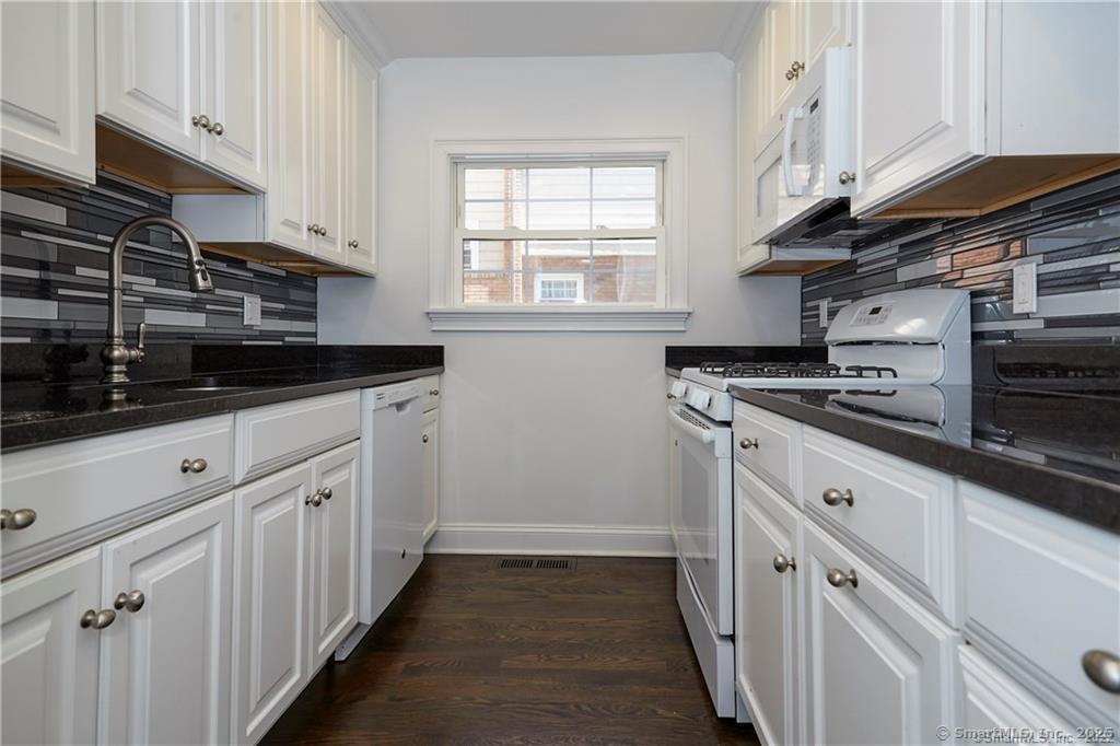 156 E Elm St in Greenwich, CT - Building Photo