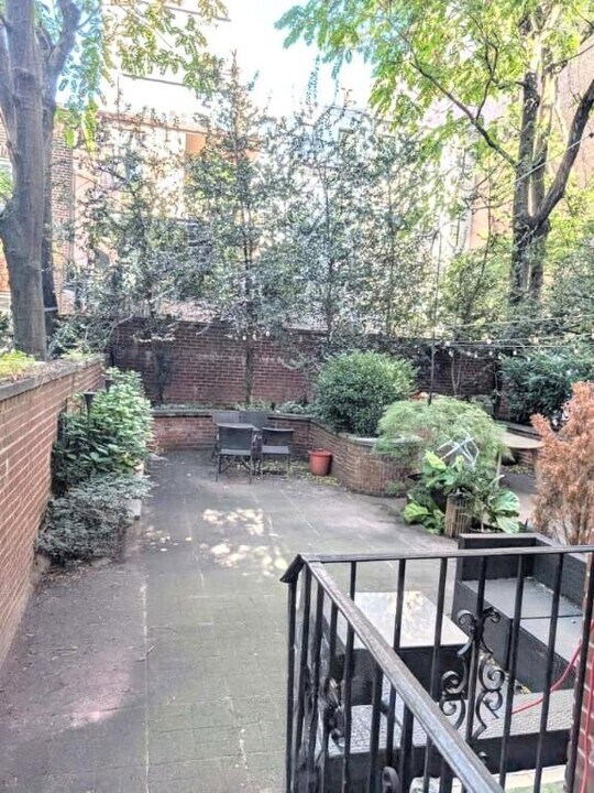 443 W 50th St in New York, NY - Building Photo