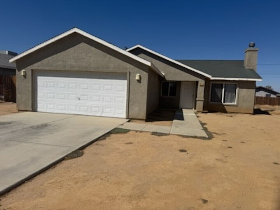 7661 Dogbane Ave in California City, CA - Building Photo