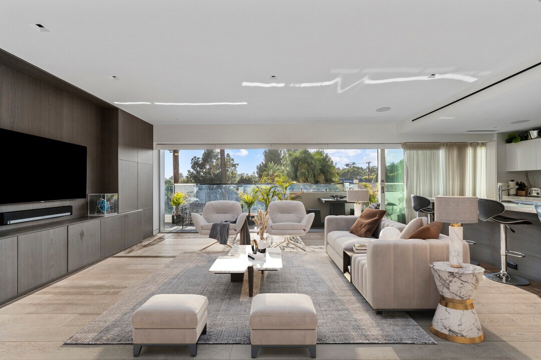 838 N DOHENY Dr, Unit 301 in West Hollywood, CA - Foto de edificio