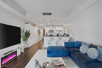 4525 Dean Martin Dr in Las Vegas, NV - Building Photo - Building Photo
