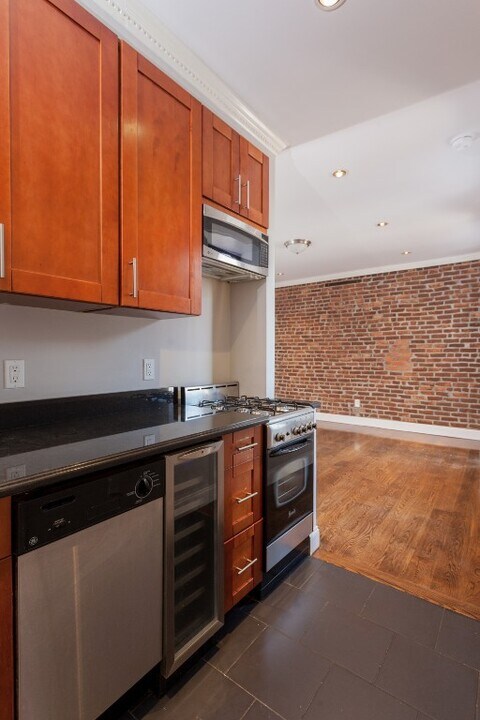 338 E 100th St in New York, NY - Building Photo
