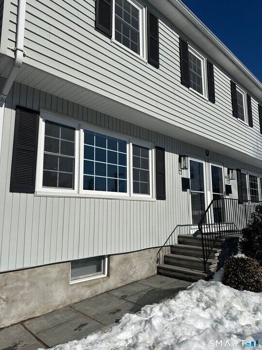 44 Hillside Ave in New Canaan, CT - Building Photo