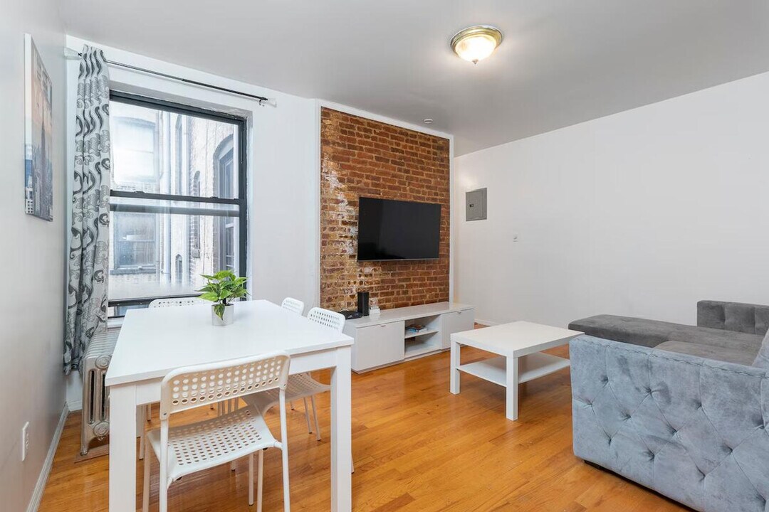 317 E 93rd St in New York, NY - Building Photo