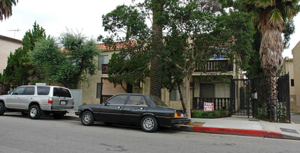 Collins East Apartments in Tarzana, CA - Building Photo - Building Photo