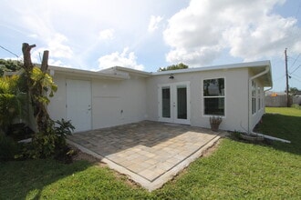 5522 Yorkshire Way in Sarasota, FL - Building Photo - Building Photo