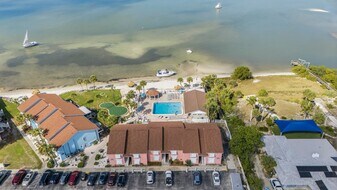 3715 42nd Way S, Unit 61F in St. Petersburg, FL - Building Photo