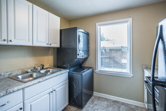 The Courtyard at Waring Park in Memphis, TN - Building Photo - Interior Photo