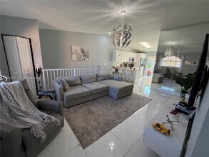 7738 W 34th Ln, Unit 15-201 in Hialeah, FL - Building Photo - Building Photo