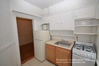 1350 Comm.Ave. Unit 8, Unit 8 in Boston, MA - Building Photo - Building Photo