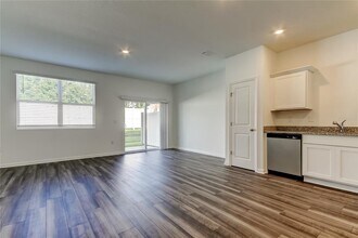 11925 Sylvia St in Dade City, FL - Building Photo - Building Photo