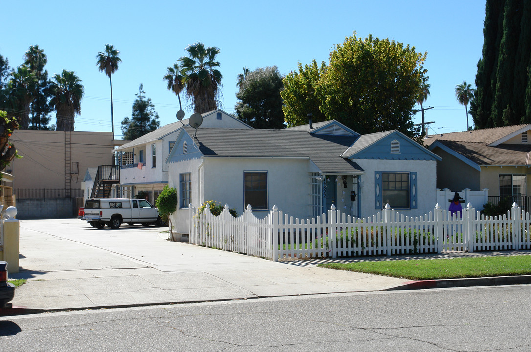 14820 Sylvan St in Van Nuys, CA - Building Photo