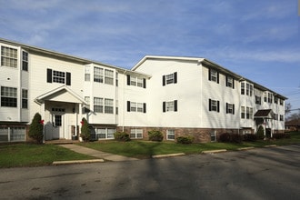 Carriage Hill Apartments in Ashtabula, OH - Foto de edificio - Building Photo