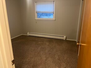 1614 Bryan St, Unit 2b in Normal, IL - Foto de edificio - Building Photo