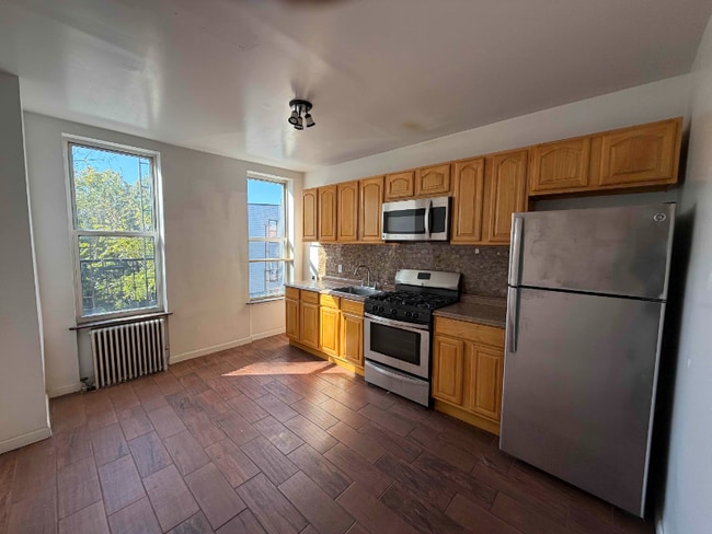 52 Irving Ave in Brooklyn, NY - Foto de edificio - Building Photo