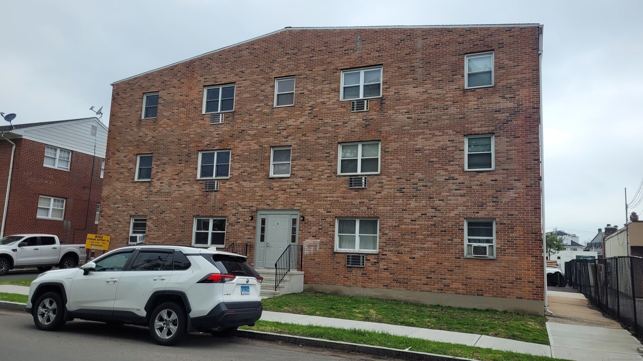 4 Elm St in Norwalk, CT - Building Photo