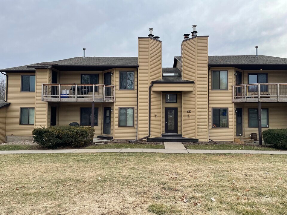 2050 Holiday Rd in Coralville, IA - Building Photo