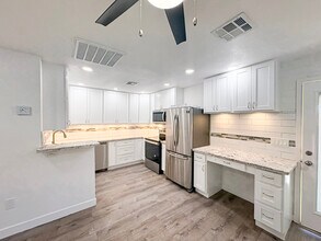 2737 E Glenrosa Ave, Unit 7 in Phoenix, AZ - Building Photo - Building Photo