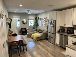 720 Lombard St-Unit -1 in Philadelphia, PA - Building Photo - Building Photo