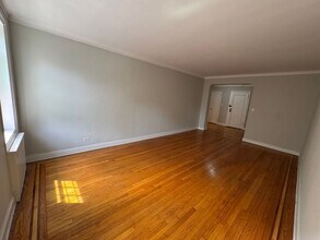35-30 81st St in Queens, NY - Foto de edificio - Building Photo