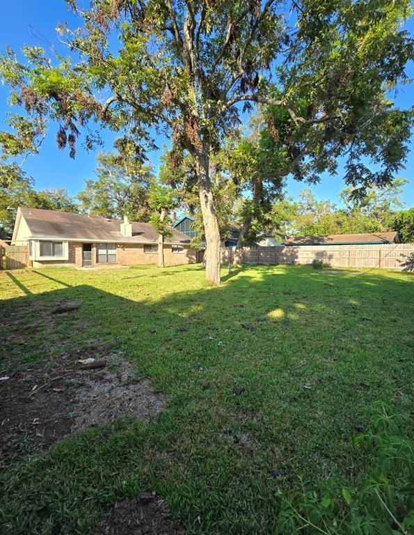 204 Huckleberry Dr in Lake Jackson, TX - Building Photo - Building Photo