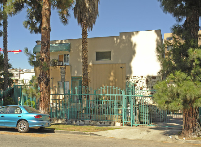 7081 Lanewood Ave in Los Angeles, CA - Foto de edificio - Building Photo