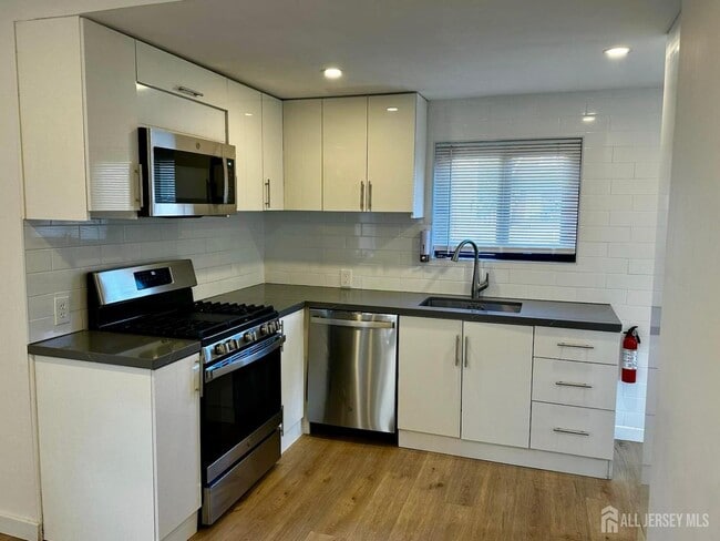 9 Fraser St in Woodbridge Township, NJ - Foto de edificio - Building Photo