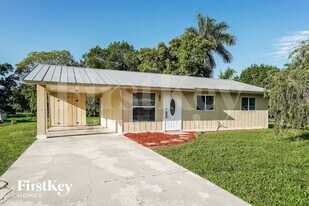 67 Victoria Dr in North Fort Myers, FL - Building Photo