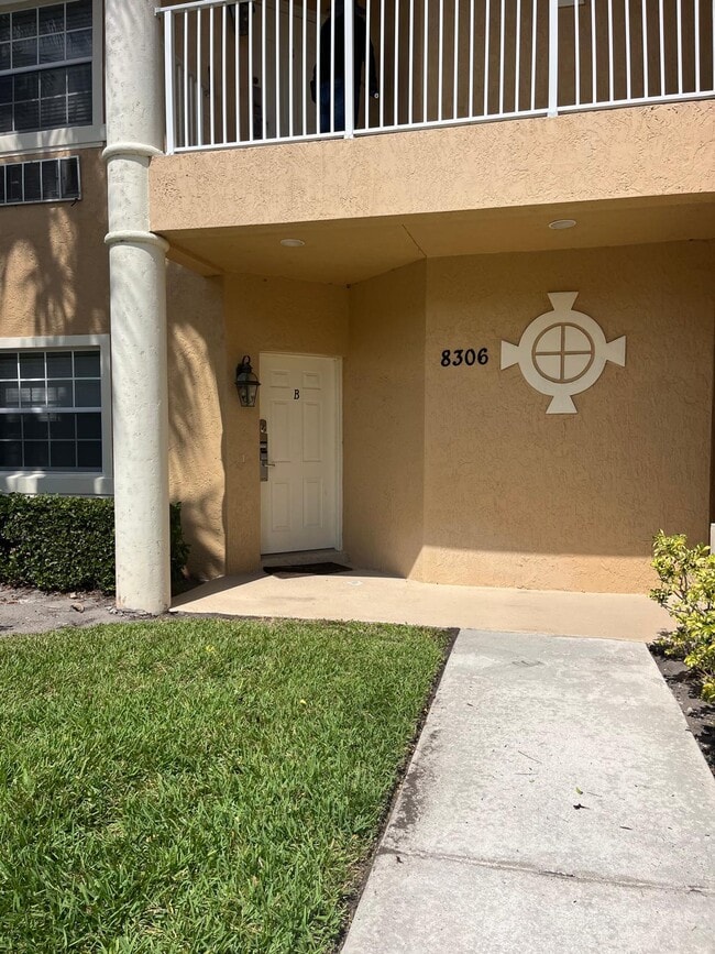 8306 Mulligan Cir in Port St. Lucie, FL - Foto de edificio - Building Photo