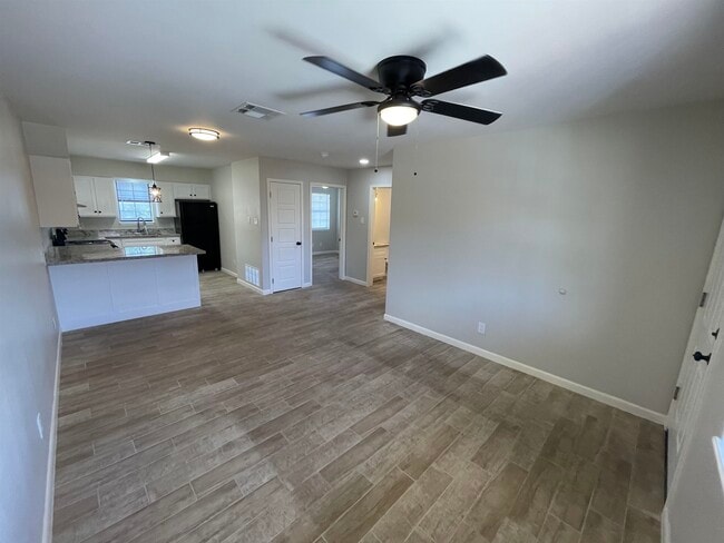 3005 E Price St in Laredo, TX - Building Photo - Building Photo