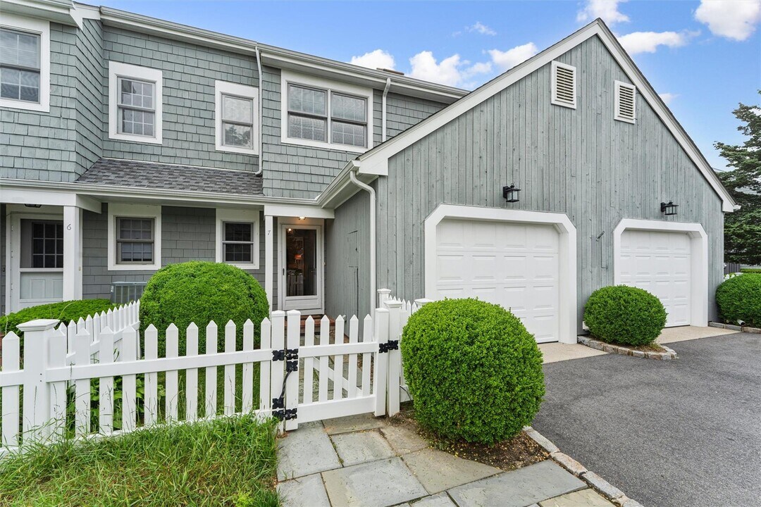 7 Brittany Ln in Westhampton Beach, NY - Building Photo