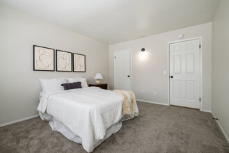 The Hendrix 24 Apartments in Davenport, IA - Building Photo - Interior Photo