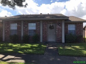1525 Barcelona Way Dr in Baytown, TX - Building Photo