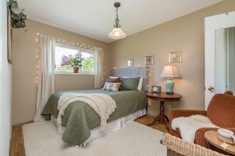 8183 Strathearn Av in Burnaby, BC - Building Photo - Building Photo