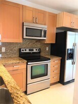 16231 Emerald Cove Rd in Weston, FL - Building Photo