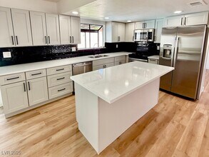 6220 Carl Ave in Las Vegas, NV - Building Photo - Building Photo