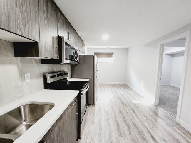 8805 Carson Way SW in Edmonton, AB - Building Photo - Building Photo