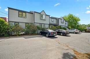 471 W Shore Rd in Warwick, RI - Building Photo