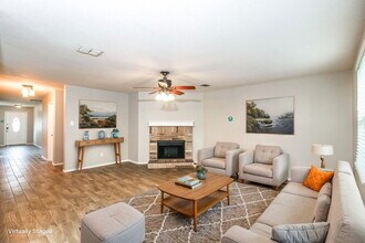 2033 Shawnee Trail, Unit 3 in Justin, TX - Foto de edificio - Building Photo