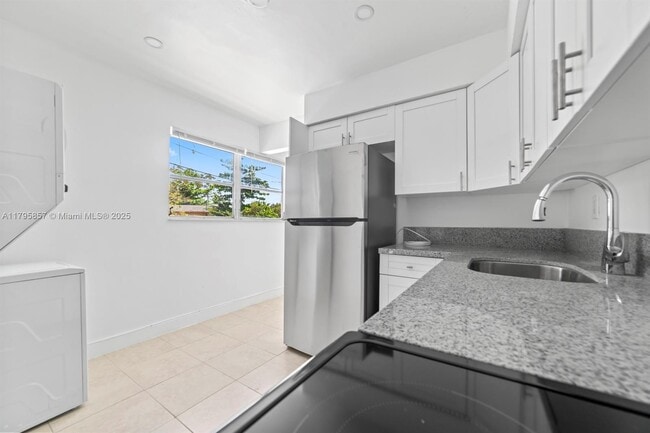 2457 NE 183rd St, Unit 1 in Miami, FL - Building Photo - Building Photo