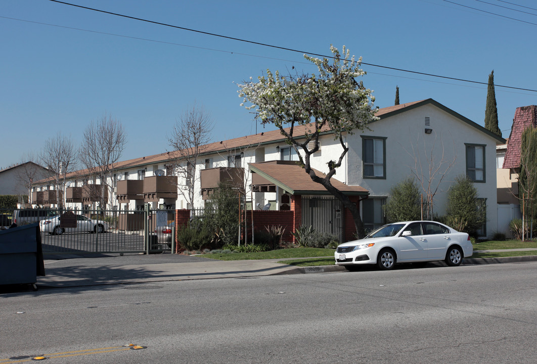 16205 Woodruff Apartments in Bellflower, CA - Building Photo