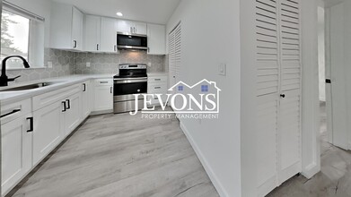 6114 N 49th St in Tacoma, WA - Foto de edificio - Building Photo