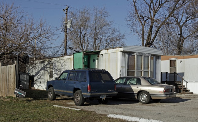 Peak Mobile Home Park in Hazelwood, MO - Building Photo - Building Photo