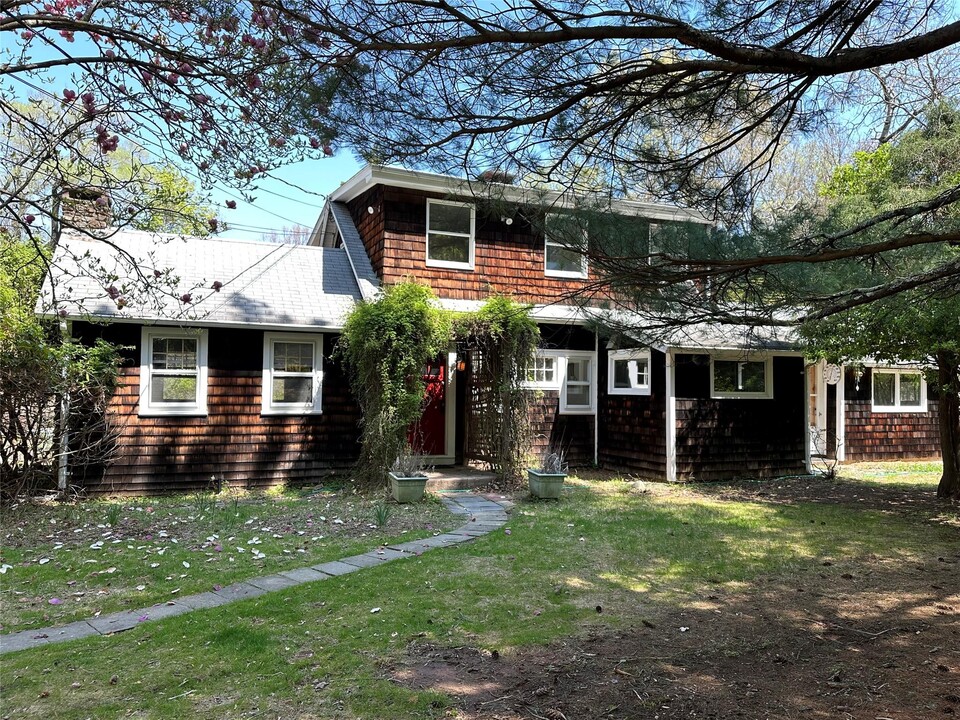 15 East Ln in Spring Valley, NY - Building Photo
