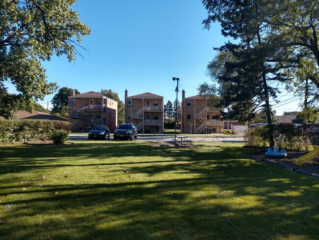 7126 W Jarvis Ave in Niles, IL - Building Photo - Building Photo
